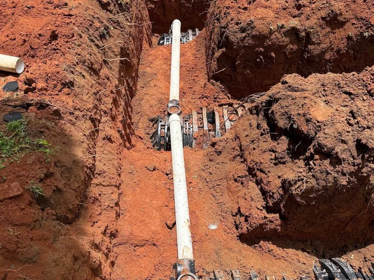Chamber-style leaching unit and vertical PVC inspection standpipe in a drain field trench